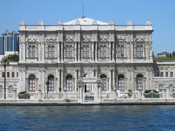 103. Atatürk'ünde aralıklarla 4 yıl kaldığı ve vefat ettiği yer olan Dolmabahçe Sarayı günümüzde müze olarak kullanılmaktadır. Gittiğinizde eminim ki tüyleriniz diken diken olacaktır.