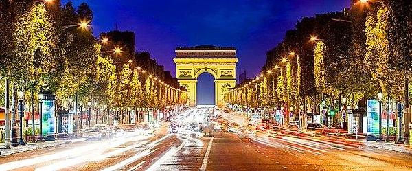 2. Zafer Takı'nın arkası ise o adını sıklıkla duyduğumuz cadde: Şanzelize diye okunan meşhur Champs-Élysées