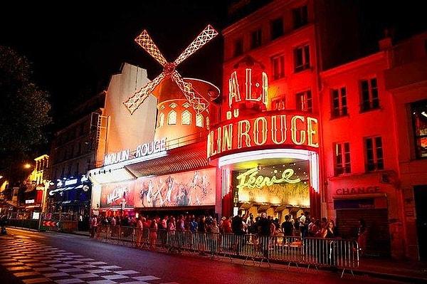 10. Montmartre Tepesi'nden aşağı indiğinizde karşınıza çıkacak olan yer: Moulin Rouge!