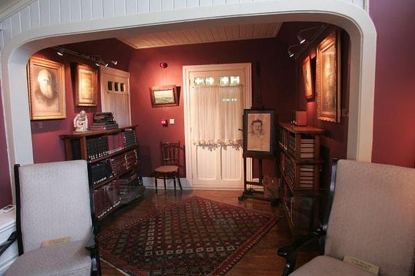 Müzenin üst katında şairin çalışma masası, kütüphanesi ve oto portesi sergilenir.