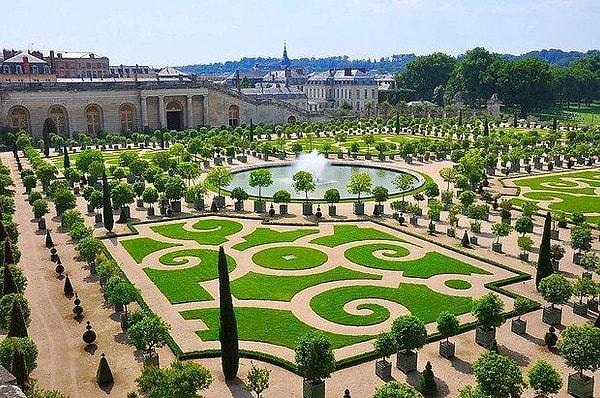 7. Şehrin yaklaşık 20 km dışında bulunan Versay Sarayı, Paris'e gidince görülmesi gereken yerlerden biri.