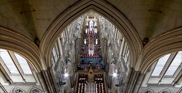 Kraliçe'nin cenazesi Westminster Abbey'de gerçekleşti. Ayrıca tabutu koro müziği eşliğinde Kral III. Charles, William ve Harry'nin önünde sunağa yerleştirildiğinde başladı.