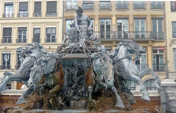 2. Gençlerin buluşma mekanı, turistlerin ise fotoğraf çektirme mekanı olan Bartholdi Çeşmesi ile devam edelim.