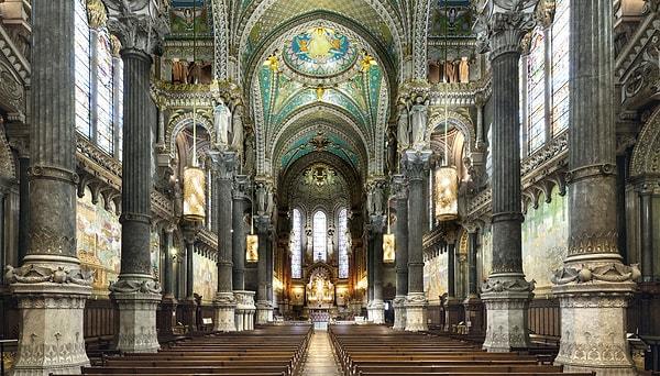 3. Şehrin en etkileyici yapılarından biri: Basilique Notre Dame de Fourviere (Notre Dame de Fourvière Bazilikası)