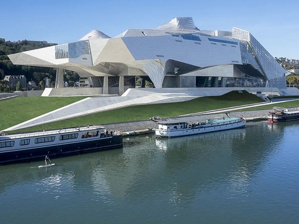 1. Dış mimarisi ile daha içine girmeden sizi etkisi altına alan bir bilim merkezi ve antropoloji müzesi: Musée des Confluences