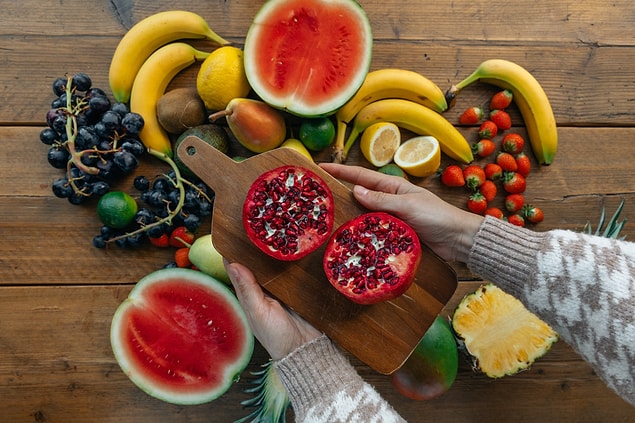 41. Elinize yerken ya da doğrarken renk veren bir sebze veya meyve bulaştıysa eğer limon yardımıyla bu lekelerden kurtulabilirsiniz.