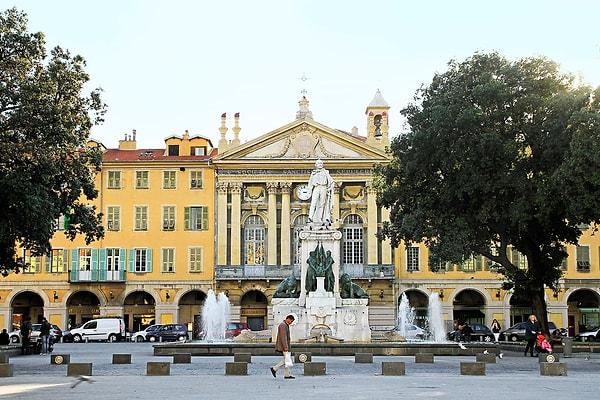 Adını Nice'de doğan Giuseppe Garibaldi'den alan Garibaldi Meydanı...