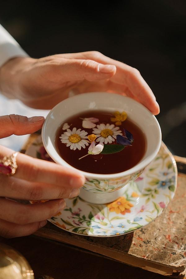 Papatya çayı, hem rahatlamanıza hem ağrılarınızın hafiflemesine yardımcı olur.
