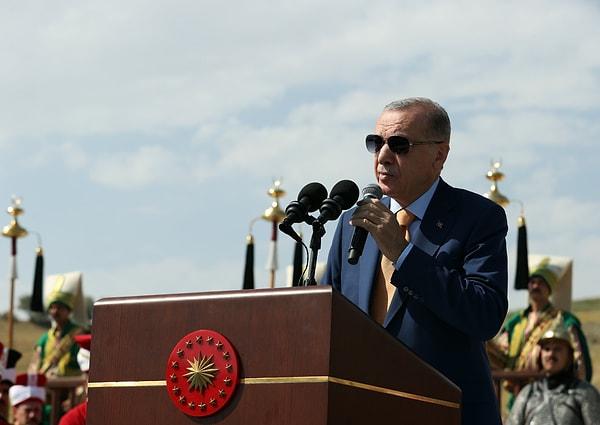 Cumhurbaşkanı Erdoğan, son dönemde ana gündem olan ekonomiye dair de "Enflasyon aşılamaz bir ekonomik tehlike değildir. Ben ekonomistim" derken, sözlerini şöyle sürdürdü: