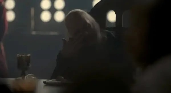 Viserys çok daha yaşlı görünüyor. Birinin "Prens Daemon'umuz nerede acaba?" dediğini duyuyoruz.