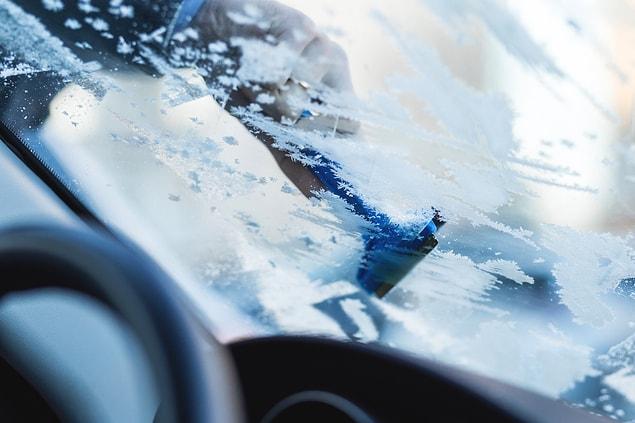 44. Evde hazırlayacağınız karışımla vaktinizden çok kaybetmeden arabanızın camındaki buzları eritebileceğinizi biliyor muydunuz?