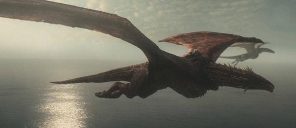 11. King's Landing'e girerken gördüğümüz ejderhalar, Laenor'un bindiği Seasmoke ve Rhaenys'in bindiği Meleys'tir.