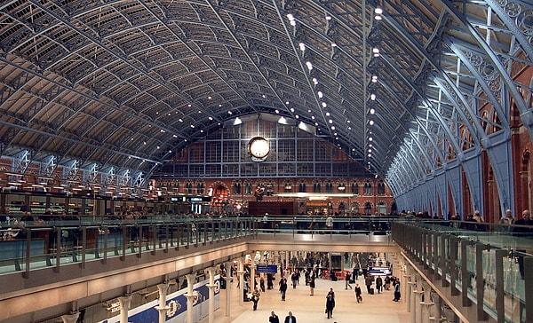 2007'de yenilenen St Pancras' tren istasyonu, 'Victoria dönemine ait, yeni-gotik kırmızı tuğla mimari üslubunun, en görkemli eserlerinden biri olarak kabul ediliyor.