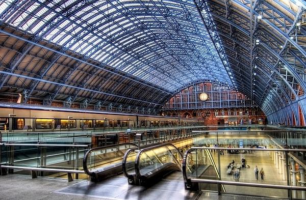 İngiliz seyahat yazarı Simon Calder tarafından, dünyanın en güzel tren istasyonu olarak ilan edildi.