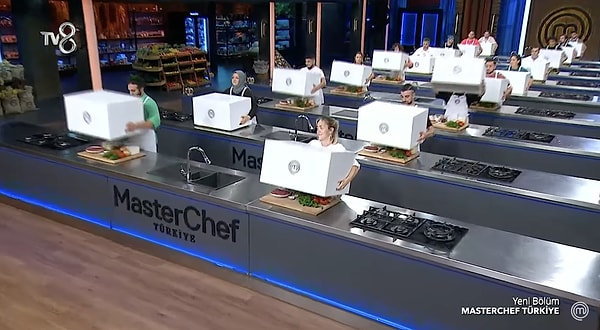 Dün akşam MasterChef'te yepyeni bir hafta başladı. Beyaz önlükleri giyen yarışmacılar mavi takımın kaptanı olmak için mücadele etti.