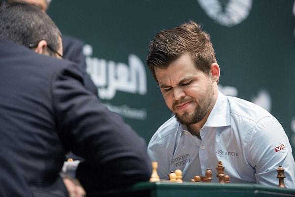 Magnus Carlsen tarihin gördüğü en iyi satranç oyuncusu. Bu demek değil ki her satranç partisini kazanıyor. Arada kaybettiği de oluyor fakat totalde o hep zirvede ve rakipleri de Carlsen'e hakkını veriyor.