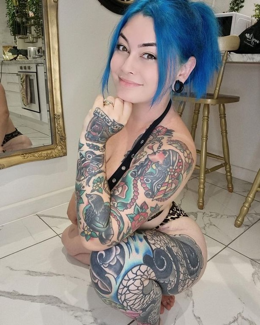 Sizleri iki tane rahim ile doğarak herkesi şaşırtan Lola Mason ile tanıştır...