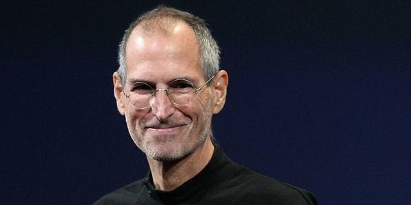 Steve Jobs, evlatlık olduğunu bilmenin onu özgür hissettirdiğinden bahsediyor. Jobs, Amerikalı bir aile tarafından sıradan biri olarak yetiştirildi. Amerika Birleşik Devletleri’ni saran ırkçılık ile hiçbir zaman karşılaşmadı.