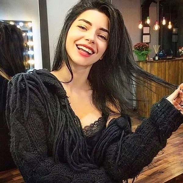 Merve Boluğur, TikTok'u en aktif kullanan ünlü isimlerden.