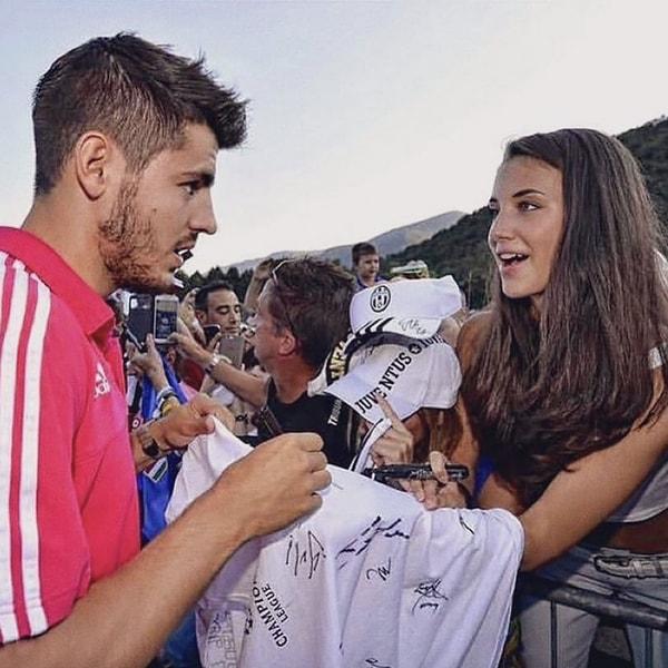 Daha önce İspanyol futbolcu Alvaro Morata ile sevgilisi da imza verirken tanışmışlardı.