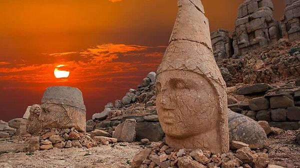 Gün batımında sunduğu muhteşem manzarasıyla bilinen Nemrut Dağı hangi ilimizde bulunur?
