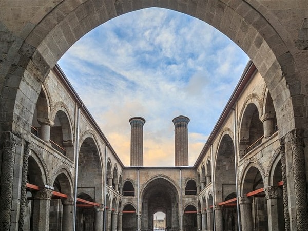 Son olarak, Çifte Minareli Medrese hangi ilimizde bulunmaktadır?