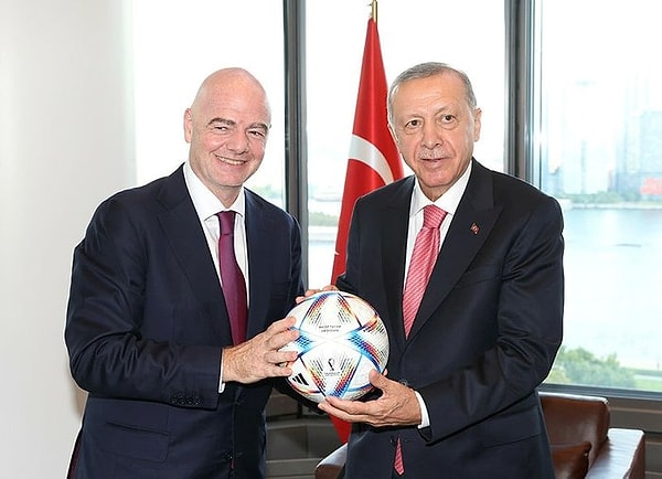 O görüşmede Infantino, Cumhurbaşkanı Erdoğan'a top hediye etti. Cumhurbaşkanı Erdoğan da kendisine hediye edilen topa kafa attı.
