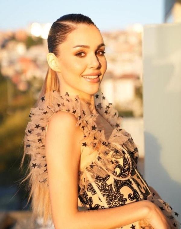 Miss Turkey 2022 finalinde sunuculuğu, Eser Yenenler'in eşi aynı zamanda Miss Turkey 2015'in tescilli güzellerinden olan Berfu Yenenler üstlendi.