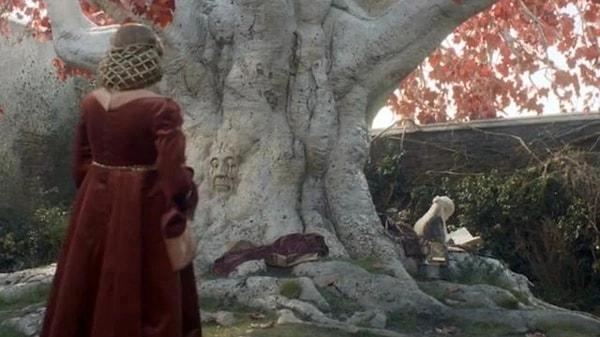 House of the Dragons dizisinde de Kral Toprakları'nda bulunan bir Weirwood ağacı gördük.