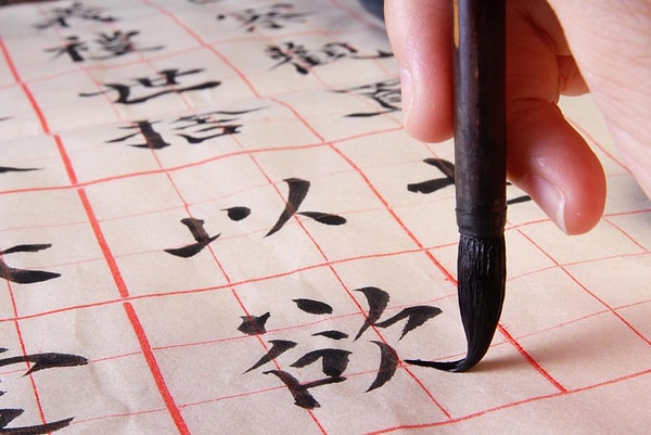 Japon yazısında kullanılan karakterlere “Kanji” ismi veriliyor. Kanjiler çoğunlukla Çinceden geçmiş olsa bile Japoncada farklı okunuşlara sahipler ve tabii ki zaman içerisinde anlamsal değişikliğe de uğruyorlar.