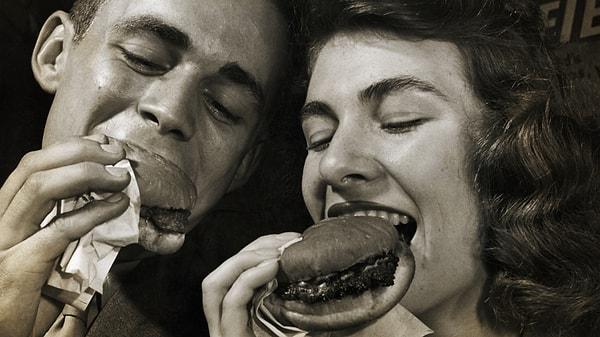 "Bir ekmek ve ızgara hamburger etinden oluşan bir sandviç" anlamı ise 1909'da onaylandı.