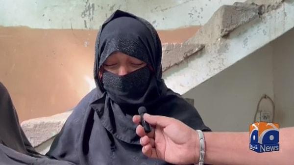 Çocuğun çaresiz çığlıklarını duyan anne Shazia, aceleyle koşup oğlunun üzerine battaniye atarak alevleri söndürmeye çalıştı.