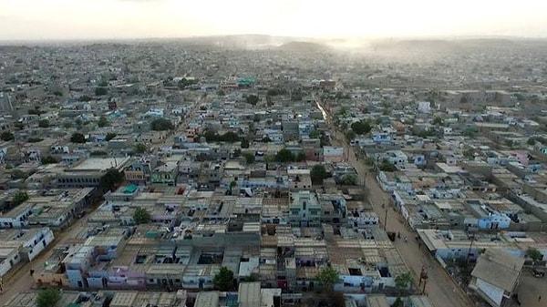 Olay, yaklaşık üç milyon nüfusa sahip Karaçi'nin Orangi Kasabası bölgesinde meydana geldi.