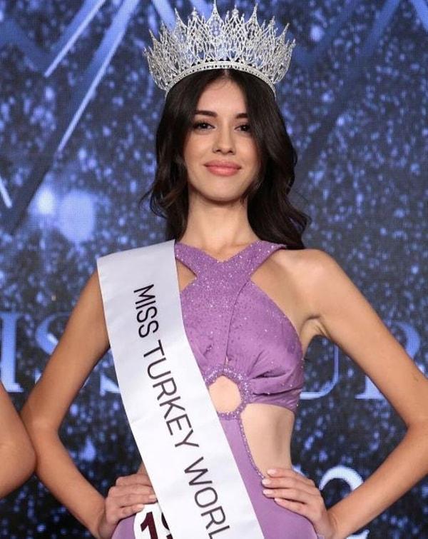 Miss Turkey 2022 birincisi Nursena Say oldu. 19 numarada yarışan Say Miss World'te ülkemizi temsil edecek.
