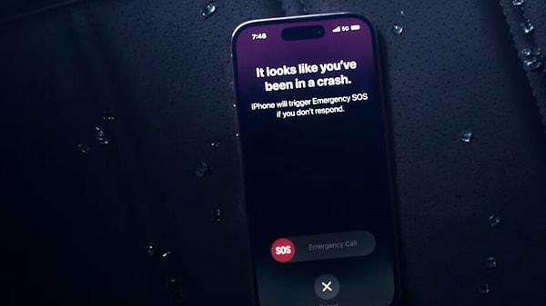 iPhone 14 serisinde, acil yardımı daha da geliştiren yeni bir özelliğe yer verildi. Trafik kazası algılama olarak adlandırılan bu servis, trafik kazası geçiren kullanıcıların hızlı şekilde destek almasını hedefliyor.