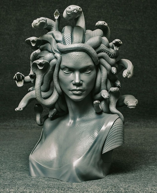 Medusa denildiğinde hepinizin aklına bakanı taşa çeviren, çirkin görünümlü bir kadın geldiğini biliyoruz. Ancak gerçek böyle değil. Hadi Medusa'nın gerçek hikayesini hep birlikte inceleyelim...