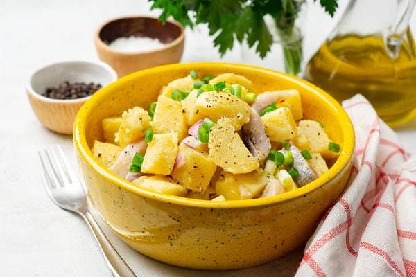 12. Patatesin her halini sevenlerden misiniz?: Patates salatası tarifi