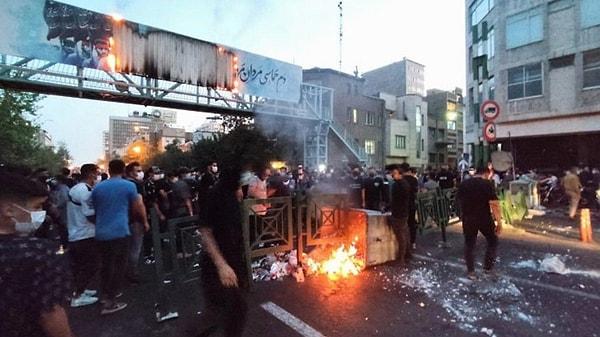 Ülke geneline yayılan protestoları bastırmak için İran yönetimi sansüre başvurdu. İran aralarında Instagram ve WhatsApp’ın da bulunduğu birçok sosyal medyaya uygulamasına erişim engeli getirdi.
