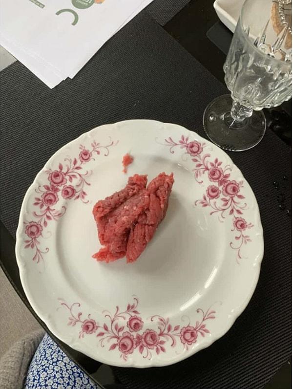 4. Bu fotoğrafı çeken kişinin misafir olduğu evde bunun steak tartar olduğu iddia edilmiş... Kıyma demeyi bilmiyorlarsa demek!
