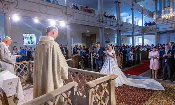 Düğüne, Avrupa sosyetesi de dahil olmak üzere 200 özel davetli katıldı.