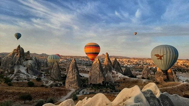 9. Goreme est l'une des plus anciennes colonies de Cappadoce.  Le nom de cette colonie vient des chrétiens qui ont fui les Arabes et se sont cachés dans les grottes dans le passé.