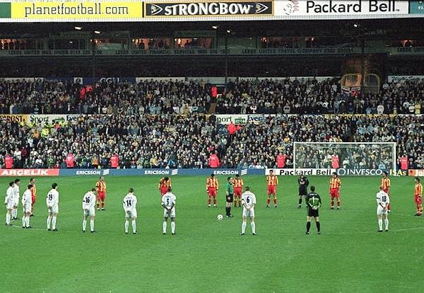 Galatasaray Leeds'e maçtan bir gün önce değiş maç gün geldi. Allen Road Stadı devasa bir taziye eviydi. Galatasaraylı futbolcular cehennem gibi bir atmosfere can korkusuyla çıktılar.