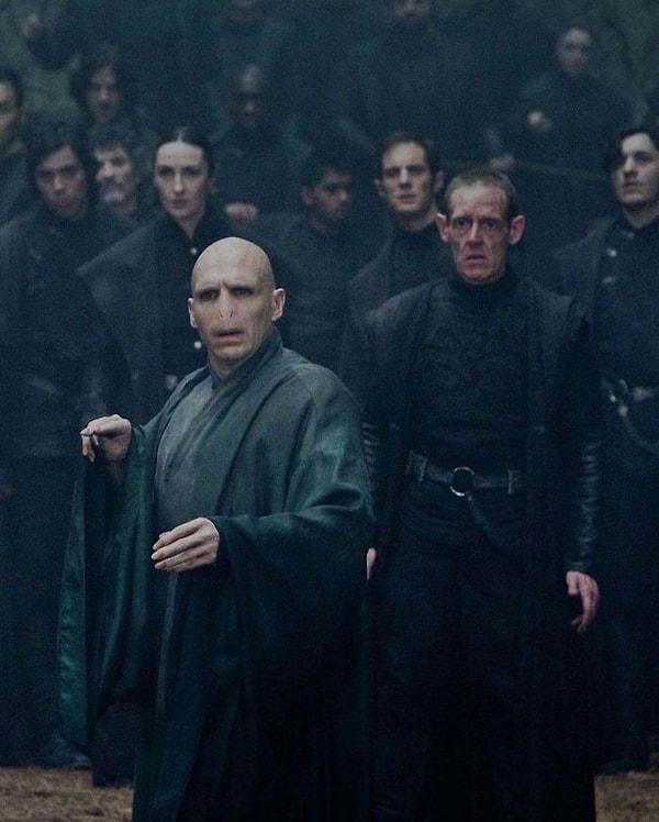 3. Fark ettiyseniz 'Harry Potter' filmlerinde Voldermort'un cübbesinin rengi Horcrux zarar gördüğünde biraz daha soluyor. Voldemort'un yavaş yavaş yok olduğu izlenimi bu ayrıntıyla verilmiş.