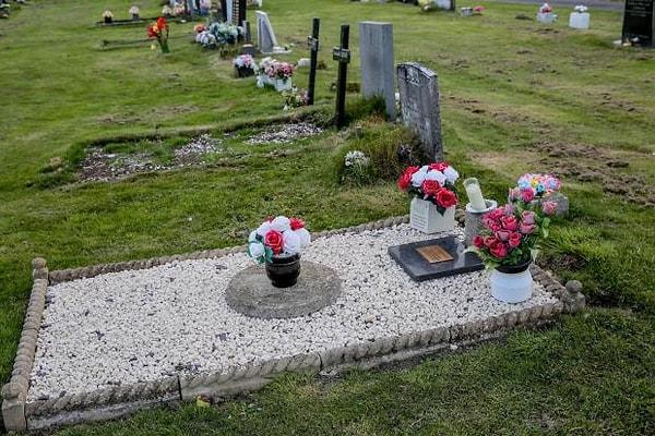 51 yaşında bir kalp sorunu nedeniyle kaybettiği babasının mezarına yıllardır aslında hiç gitmediğini fark eden Sylvia tabii ki şok olmuş bu durum karşısında.