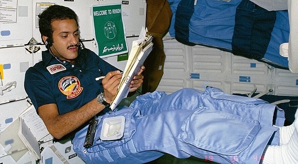 Uzaya seyahat eden ilk Suudi Arabistan vatandaşı, 1985'te NASA'nın Discovery misyonunun yedi kişilik mürettebatının bir parçası olan veliaht prensin üvey kardeşi ve bir hava kuvvetleri pilotu olan Suudi Arabistan Prensi Sultan bin Salman'dı.