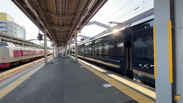İçeriğimizde, İzumo ve Kyoto şehirleri arasındaki Sanin güzergahında yolculuk eden trenin birinci sınıf kompartmanına göz atıyoruz.