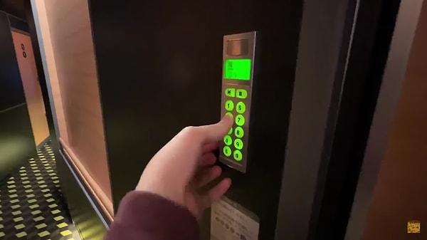 Özel odalardan birinde yapılan bu yolculukta odaya giriş şifreyle gerçekleşiyor.
