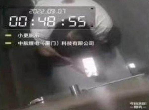 3 çalışanın tuvalette sigara içerek oturduğu görüntüler ise sosyal medyada viral oldu.