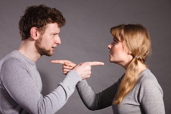 İlişkilerde en çok gözlemlenen şeyin çiftlerin sürekli suçu birbirlerine atmak olduğunu söyleyebiliriz. Hiç bir zaman bir ilişkide tek bir kişinin suçlu olduğunu söyleyemeyiz.