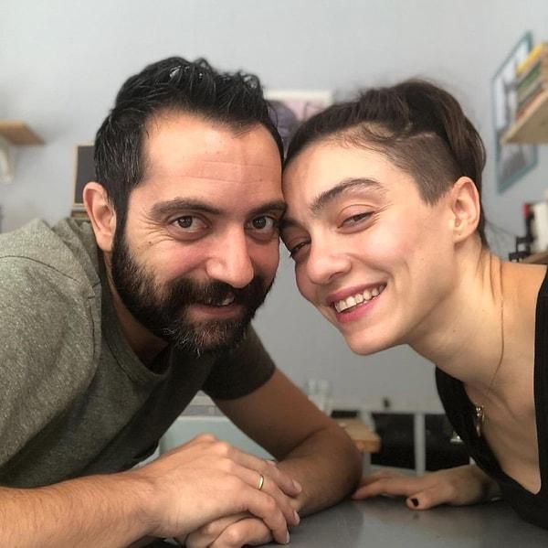 Özel hayatıyla da sık sık konuşulan oyuncu, 2018 yılında önce ÇGHB 2, sonra da Güldür Güldür'le tanıdığımız Gürhan Altundaşar'la evlenmiş, 2021 yılında da boşanmıştı.